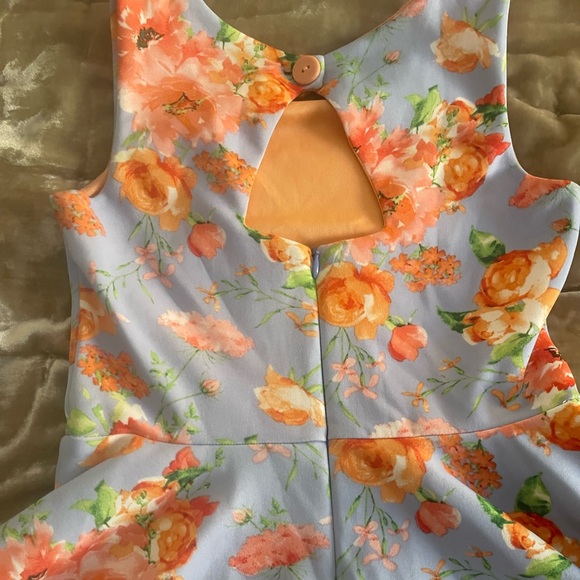 Cute little dress with pretty floral pattern. Size 12 - Picture 3 of 3